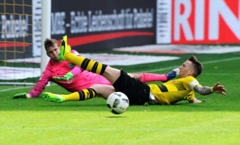 Hamburg kurtuldu Wolfsburg, play-out maçları oynayacak 