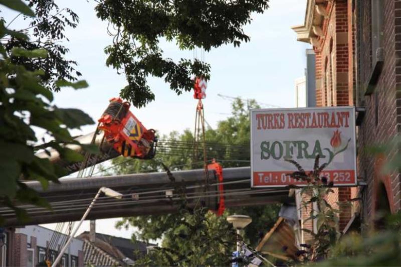 Hollanda’da iki kule vincinin evlerin üzerine devrilmesi