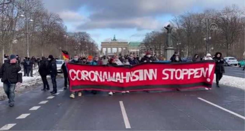 Kovid-19 tedbirleri protesto edildi