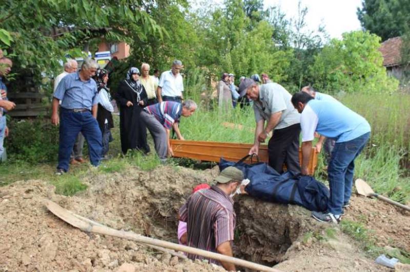  Küs olduğu annesinin mezarını bahçesinden kaldırttı