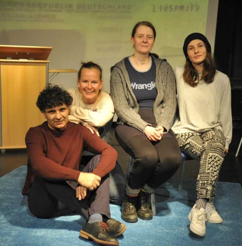 Mahmut Canbay, kendi göç öyküsüyle sahnede