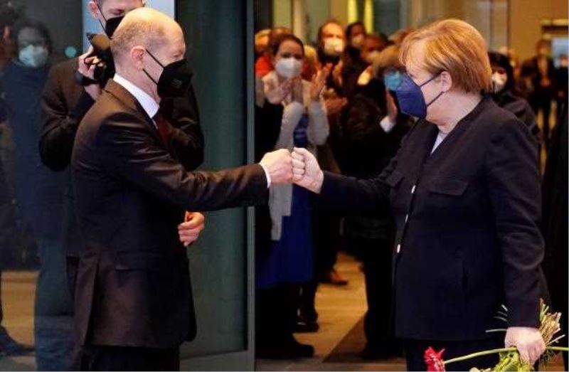 Merkel görevini Başbakan Scholz