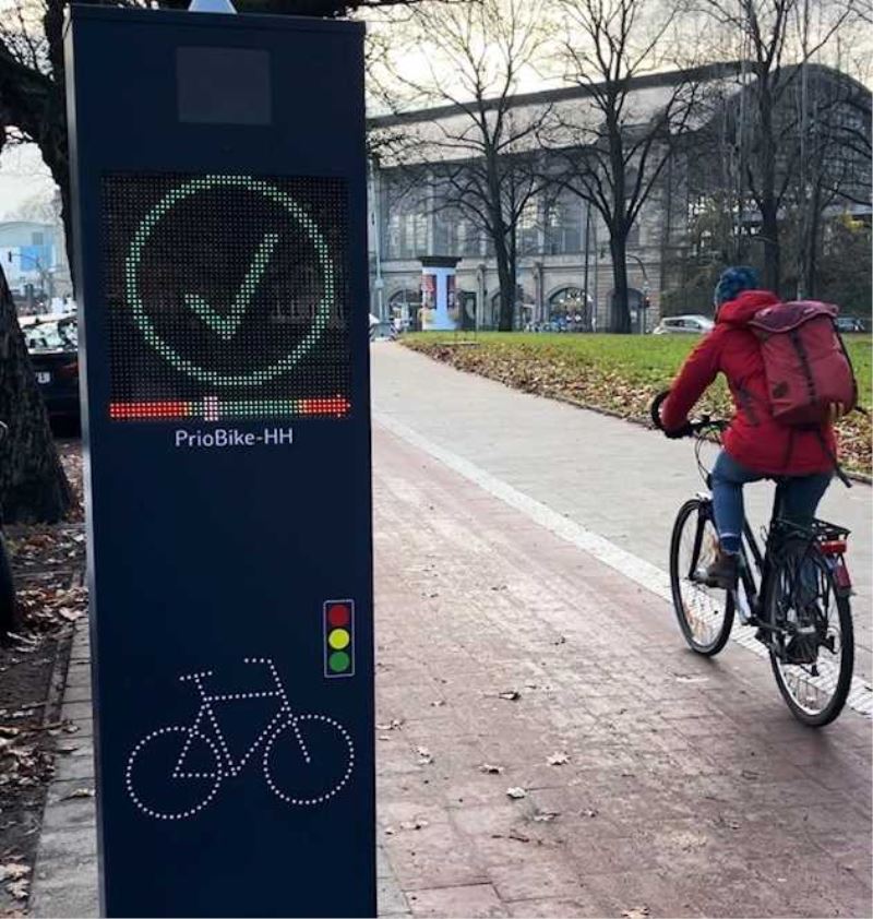 Pilotprojekt für Radfahrende am Dammtor Bahnhof:  Säule zeigt Geschwindigkeit für Grüne Welle