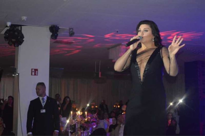 Sibel Can Hamburg’da sahne aldı.