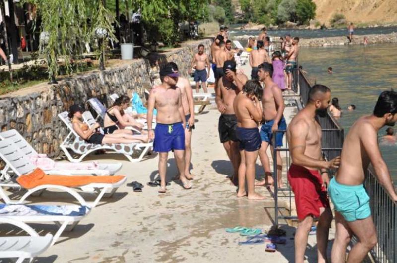 Sıcaktan Bunalan Tuncelililer Munzur Çayına Akın Etti 