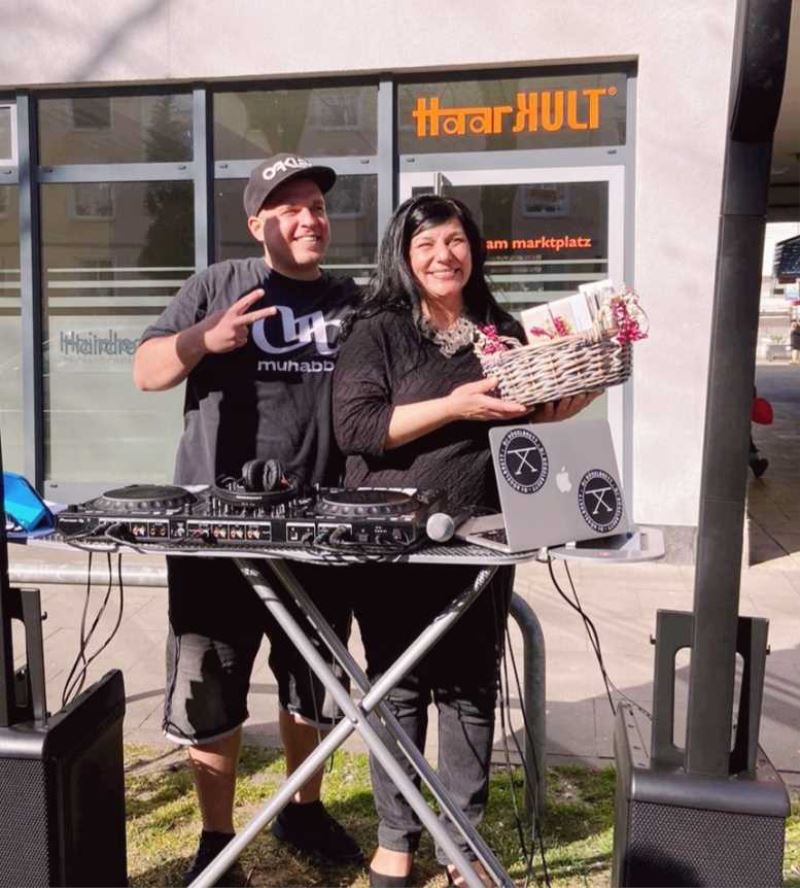 Sokağa çıkamayan yaşlı hastalara dışarda müzik ziyafeti verdi polisten 1000 Euro ceza yedi