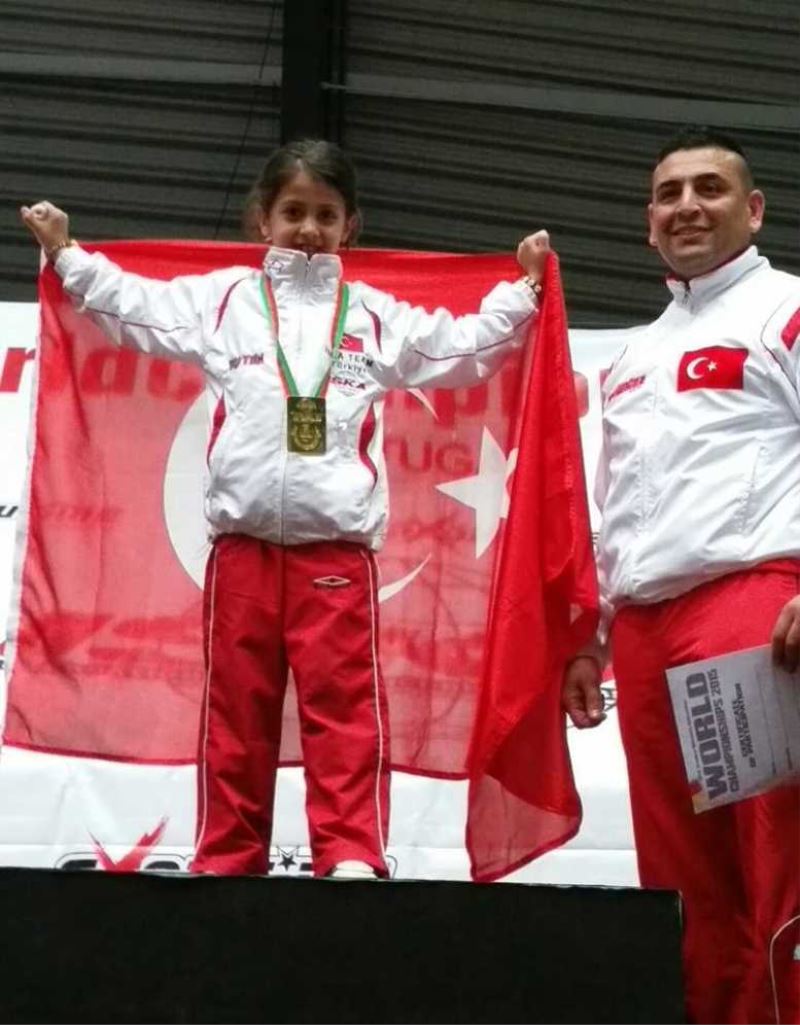 Taekwondo-Kickbox Dünya Şampiyonasında baba ve kızı dünya şampiyonu oldu.