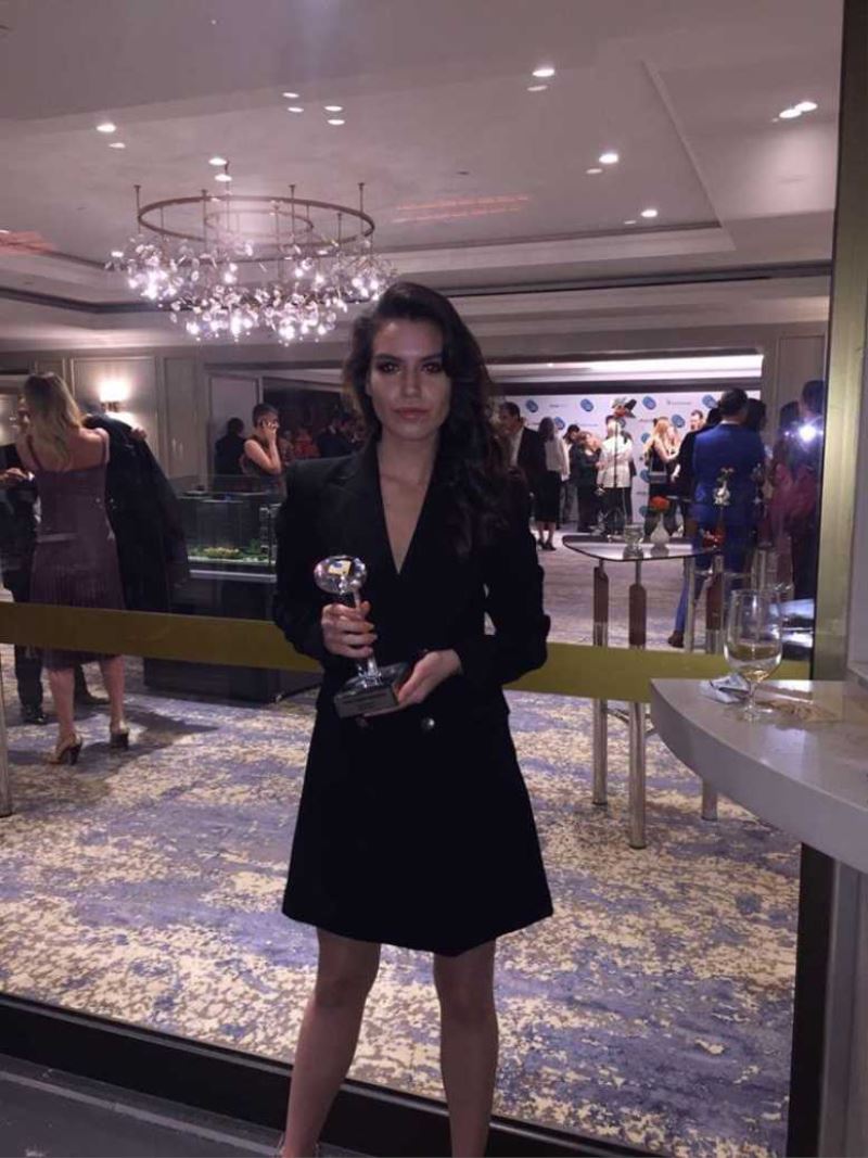Tasarımcı Dilara KIRMIT “Yılın En iyi Moda Bloggerı” ödülü aldı.
