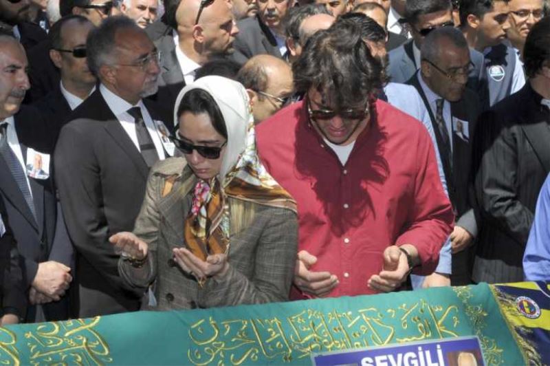 Tiyatro ve sinema sanatçısı Zeki Alasya, son yolculuğuna uğurlandı