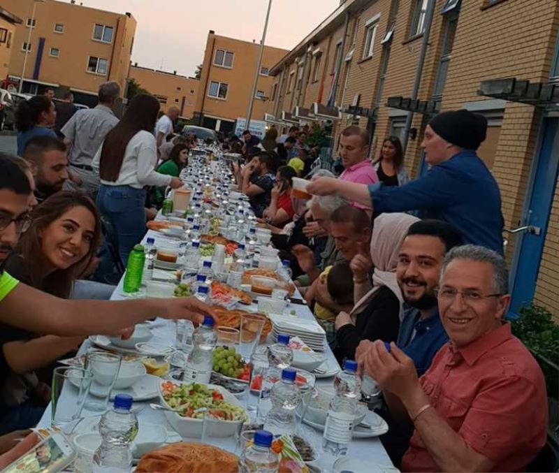 Türkiye usulü sokakta iftar proğramı 