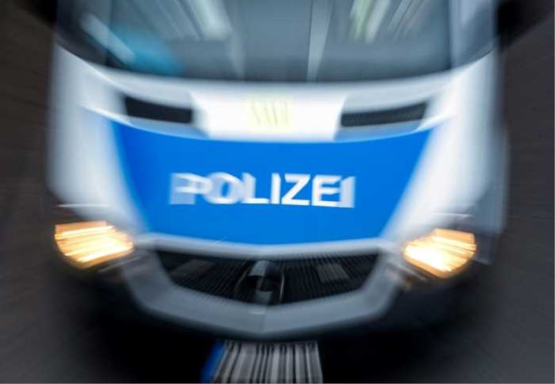 Unbekannter zündet Frau in Frankfurt am Main offenbar im Vorbeigehen Haare an