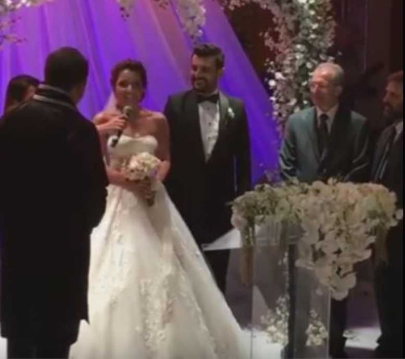 Ünlü şarkıcı Gökhan Tepe evlendi.