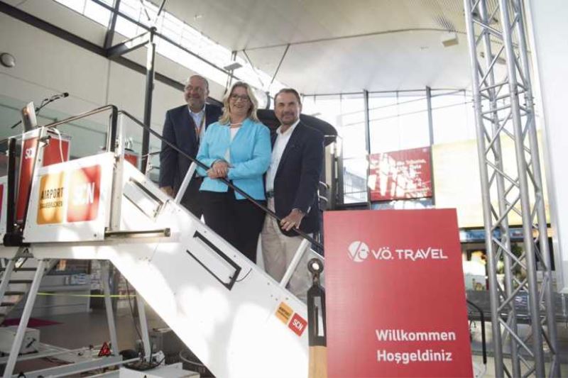 Vural Öger´in Almanya Saarbrücken Havalimanı Çıkartmasi.