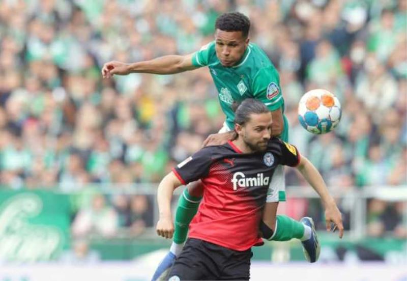 Werder stolpert, Schalke kämpft: Wechsel an der Spitze