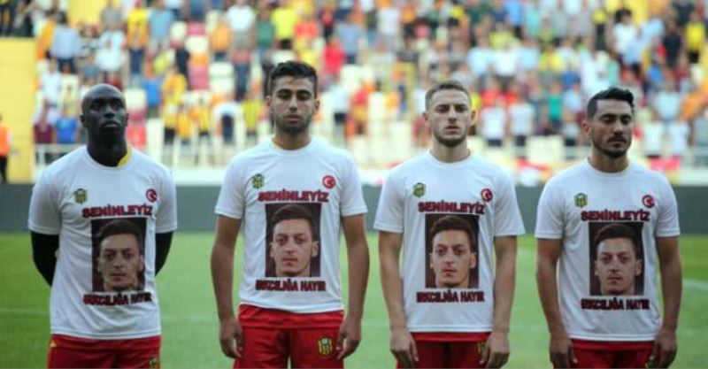 Yeni Malatyasporlu Futbolcular Hazırlık Maçına Mesut Özil Tişörtleri ile Çıktı