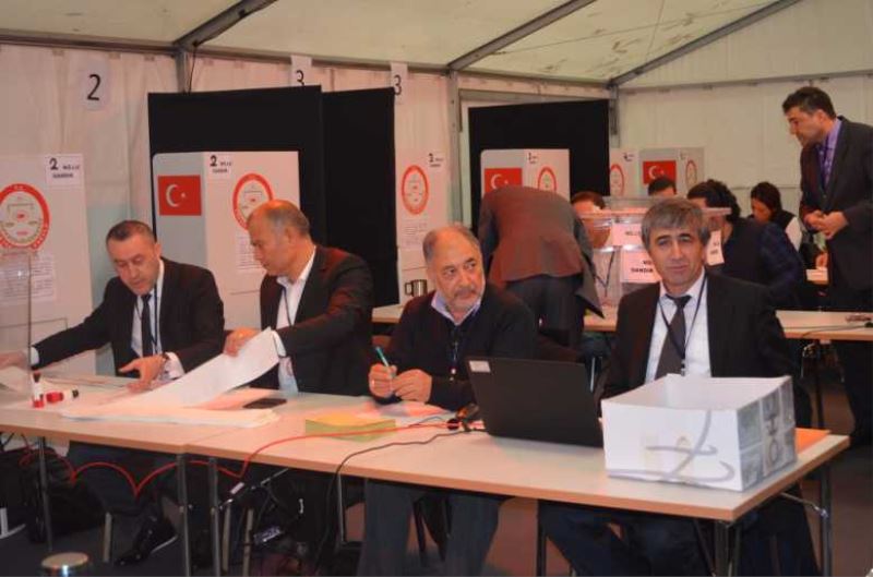 YSK, yurt dışında24-25 Ekim günlerinde oy kullanma saatlerini ve temsilciliklerdeki sandık sayılarını artırdı