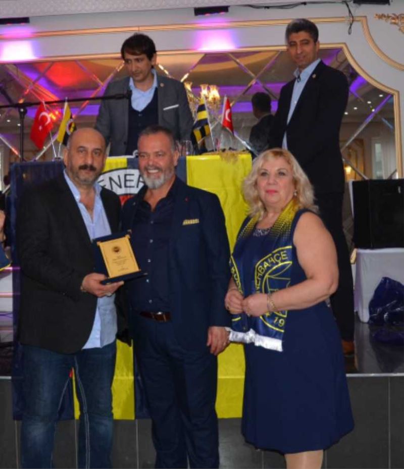 Zafer Özpolat’a Hamburg Fenerbahçelilerden ‘Araştırmacı gazetecilik ödülü’